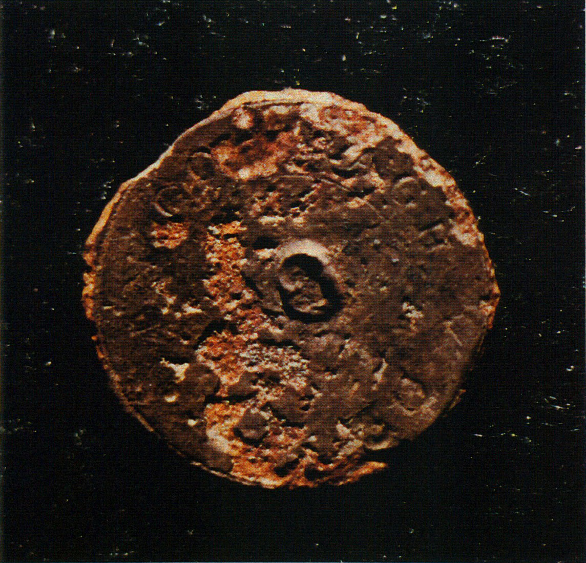 Button with burn marks excavated in Muliviltrin